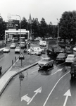 825960 Afbeelding van de verkeersdrukte op het Leidseveer te Utrecht, gezien vanaf de Leidseveertunnel.